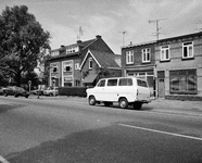 856738 Gezicht op de panden Amsterdamsestraatweg 807 (rechts) -815 (autobedrijf De Witte Lantaarn) te Utrecht.